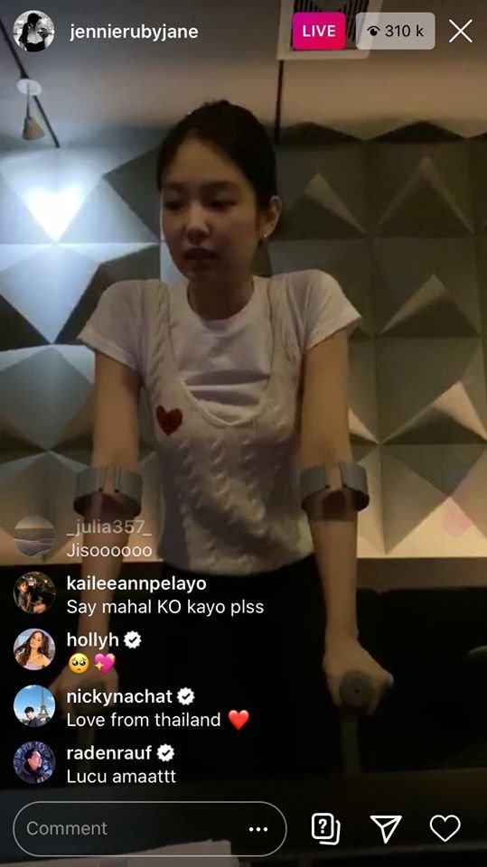 Jennie chống nạng trong buổi livestream