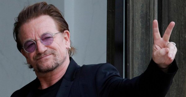 Bono: Mua vé máy bay cho… mũ