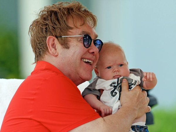 Elton John đã mua cho con trai Zachary một căn hộ trị giá 1,3 triệu bảng