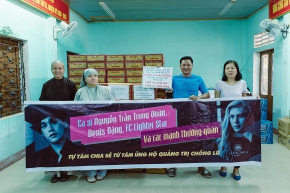 Làm từ thiện mà treo băng rôn, khẩu hiệu như tổ chức liveshow mùa lũ, Nguyễn Trần Trung Quân và Denis Đặng bị tố 'làm màu' 4