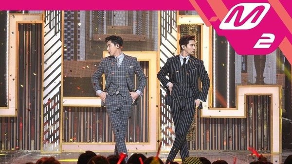sự khác biệt về trang phục biểu diễn của TVXQ tại Hàn Quốc và Nhật Bản