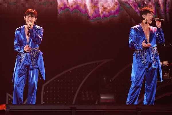 sự khác biệt về trang phục biểu diễn của TVXQ tại Hàn Quốc và Nhật Bản
