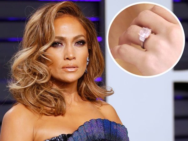 Jennifer Lopez đã đeo một chiếc nhẫn khi đính hôn với Ben Affleck vào đầu những năm 2000