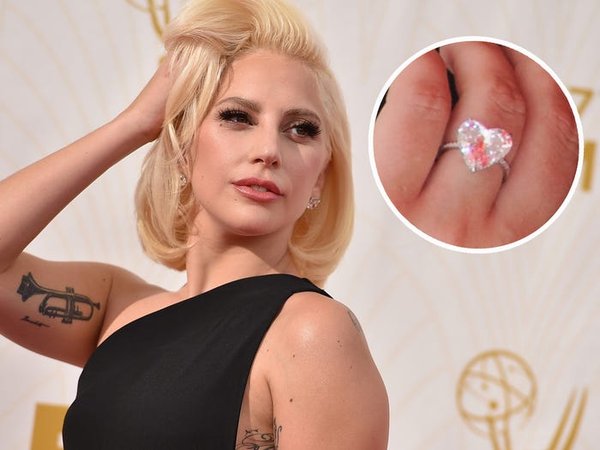 Lady Gaga đã đeo một viên kim cương hình trái tim sau khi Taylor Kinney cầu hôn cô vào ngày lễ tình nhân năm 2015.