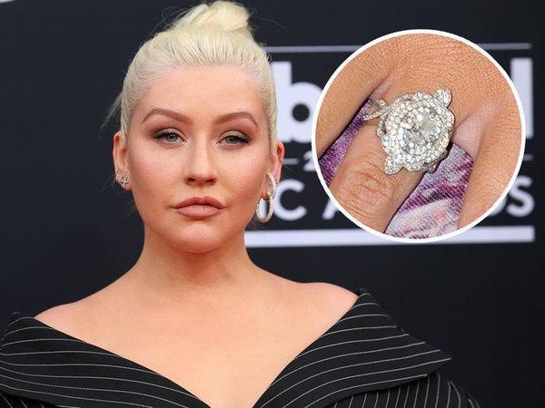 Christina Aguilera nhận được một chiếc nhẫn lớn từ trợ lý sản xuất Hollywood là Matt Rutler.