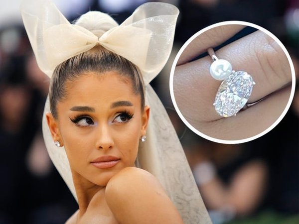 Nhẫn đính hôn của Ariana Grande do Dalton Gomez dành tặng có một viên kim cương khổng lồ và một viên ngọc trai liền kề.