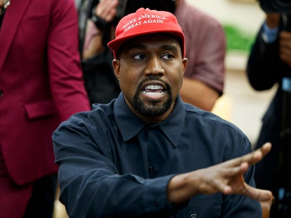 Kanye West đã đội một chiếc mũ "Make America Great Again" và mặc áo len Colin Kaepernick
