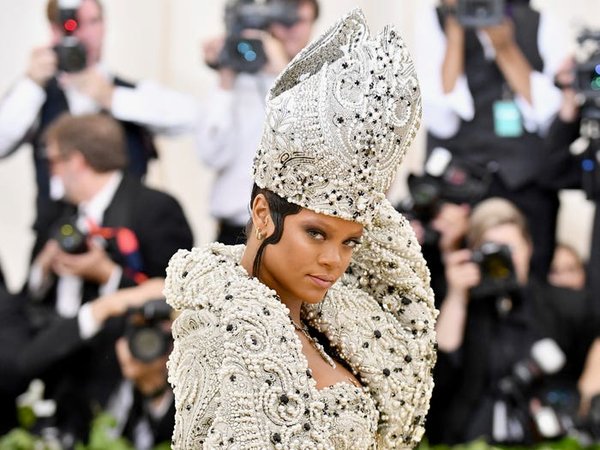 Rihanna đến Met Gala 2018 với chiếc mũ của Giáo hoàng