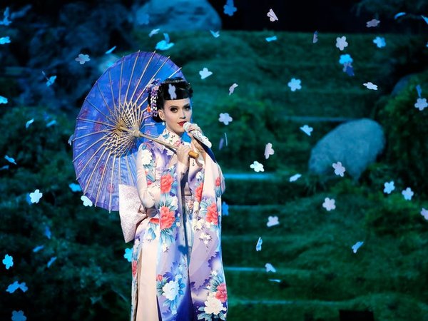 Katy Perry đã mặc một bộ trang phục lấy cảm hứng từ Geisha cho màn trình diễn của cô trong Lễ trao giải Âm nhạc Mỹ năm 2013