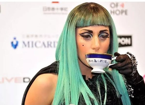 Tách trà dính son môi của Lady Gaga