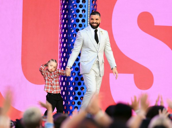 Con trai của Drake lần đầu xuất hiện trước công chúng