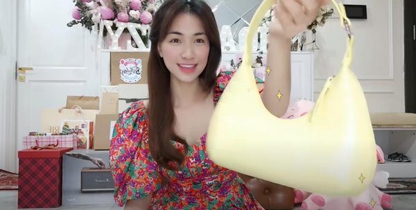Hòa Minzy nhận quà sinh nhật từ Hoa hậu Hương Giang