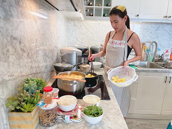 Ở nhà mùa dịch, sao Việt có 'ghét bếp' đến mấy cũng thành masterchef 12