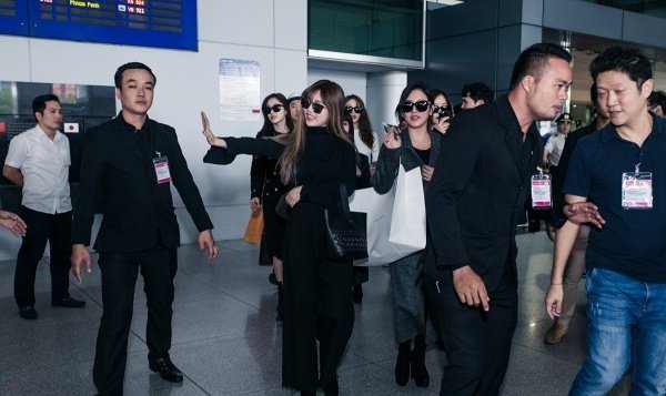 DIA mặc áo dài, T-ara xuất hiện cực ngầu trong vòng tay fan Việt
