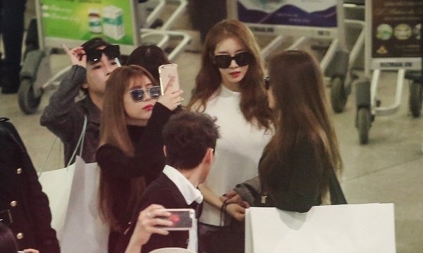 DIA mặc áo dài, T-ara xuất hiện cực ngầu trong vòng tay fan Việt