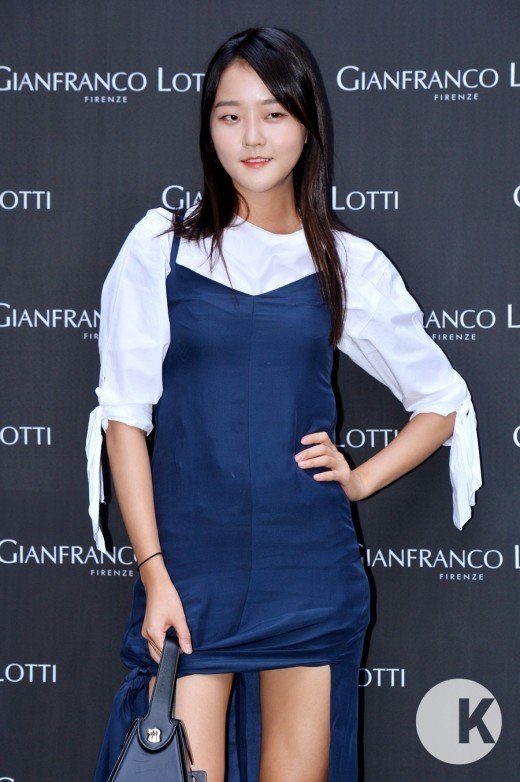 Cùng diện váy xanh, mỹ nhân Hàn nào mặc đẹp nhất?