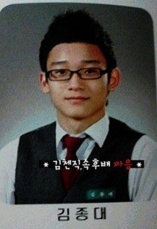 Chen (EXO) ra dáng “giáo sư” ngay từ khi còn ngồi trên ghế nhà trường. Anh cũng là một idol có học thức cao khi quyết định theo học hệ Thạc sĩ tại Đại học Hanyang