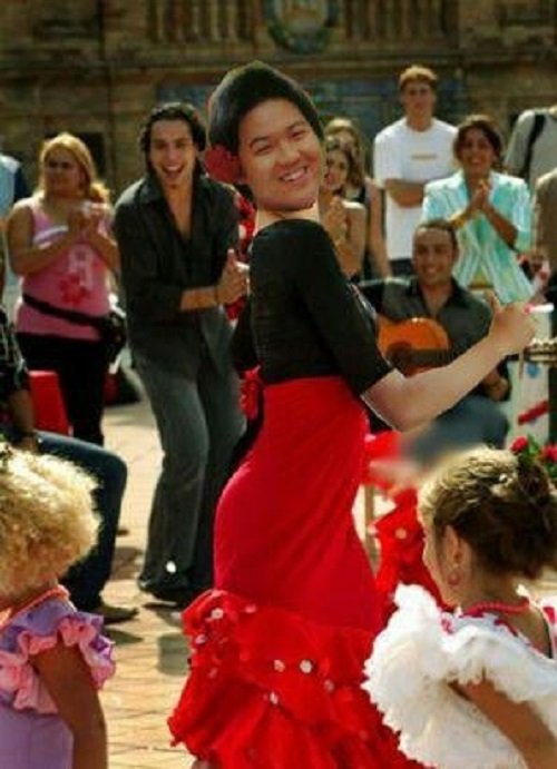 Nhờ có hoa đỗ quyên đỏ thắm mà Mino (WINNER) được fan photoshop cho bức ảnh mà trong đó “lạc trôi” đến tận Tây Ban Nha để nhảy điệu Flamenco