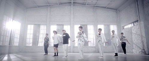 Các MV phát hành tại Nhật của BTS thường mang phong cách trẻ trung, ngọt ngào nên phông nền trắng là khá lí tưởng, ví dụ như MV “For You” là một MV cực dễ thương và lãng mạn