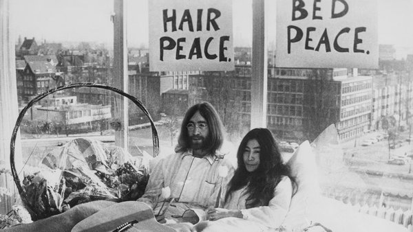 John Lennon và Yoko Ono thể hiện ca khúc này trên chính chiếc giường họ nằm