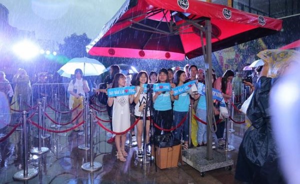 fan đứng dưới mưa chờ sơn tùng kí tặng