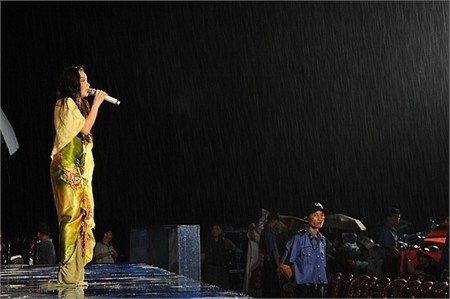 chị tư cẩm ly hát dưới mưa trong liveshow