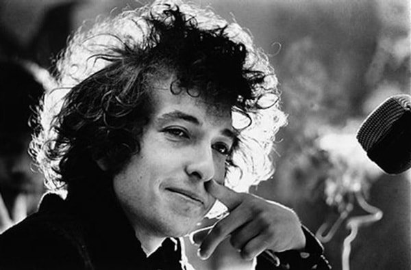 Không phải là những tiếng gào thét, Bob Dylan đưa ta về thời đại khởi nguyên của rock với tiếng đàn guitar quen thuộc cùng tiếng trống dịu nhẹ.
