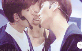  Lee Teuk và RyeoWook (Super Junior) chắc không thấy cánh tay của “ai đó” ở đằng sau đã làm nên nụ hôn này đâu nhỉ?