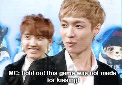 Thậm chí MC còn phải nhắc họ rằng đây không phải trò chơi để hôn nhau.
