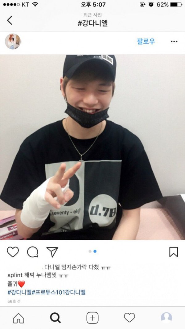 Kang Daniel bị thương ngón tay cái phải băng bó