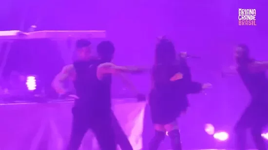 "Tiểu diva" Ariana Grande cười tươi sau khi ngã sấp mặt trên sân khấu