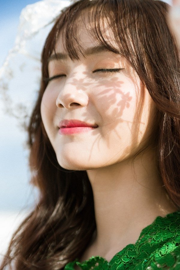 Sau một thời gian dài im ắng trên truyền thông thì trong những ngày vừa qua, trên fanpage chính của nữ ca sĩ Jang Mi đã liên tục “nhá hàng” hình ảnh mới nhất vô cùng xinh xắn của mình.