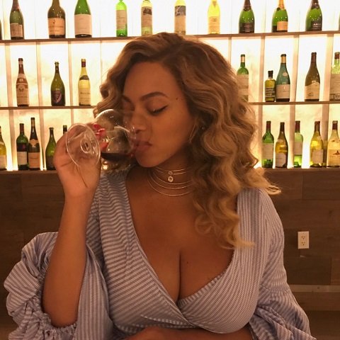 Mới sinh con chưa được 2 tháng, Beyoncé đã cùng chồng tiệc tùng đến khuya
