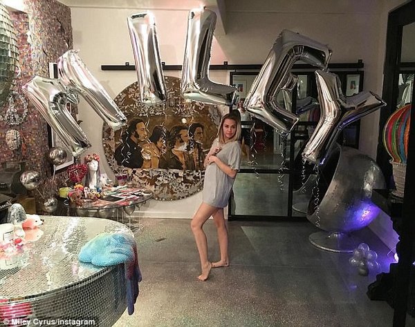Miley Cyrus confidently shows off her figure, 'responding' to rumors of being pregnant with Liam Hemsworth
