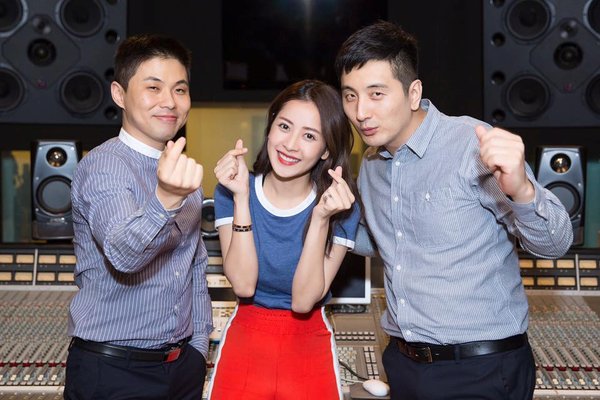 Chi Pu hợp tác với bộ đôi nhà sản xuất Hàn Quốc, Krazy Park và Eddy Park.