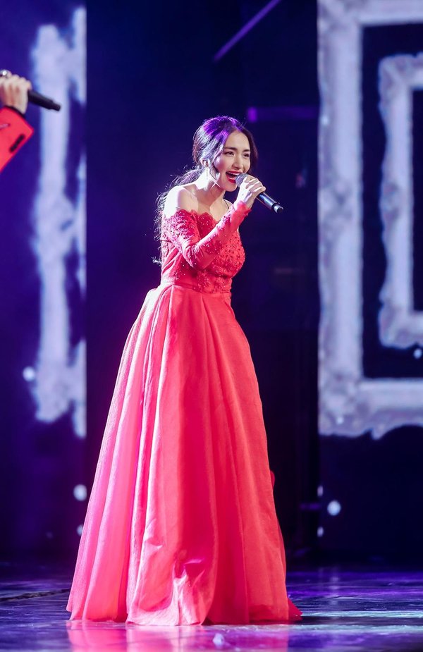 Hòa Minzy biểu diễn tại MAMA 2017 1