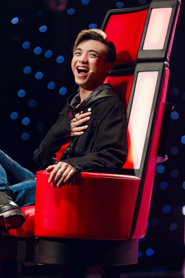 Soobin Hoàng Sơn là một trong những nam HLV duy nhất của The Voice Kids năm nay, tuy nhiên anh chàng lại chiếm được cảm tình của đa số khán giả theo dõi