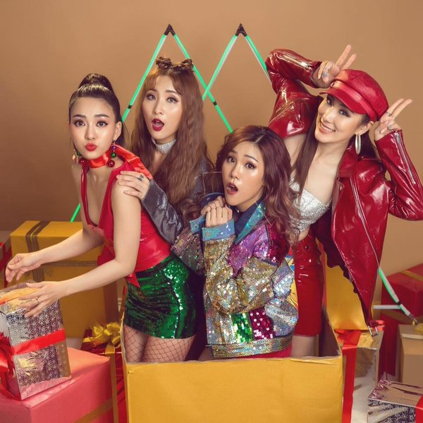 4 cô nàng xinh đẹp của nhóm Lip B cũng ra mắt MV nhạc dance, cover ca khúc mang tên "Jingle Bell Rock".