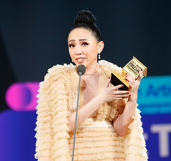 Cô nàng cũng đã trở thành nghệ sĩ Việt Nam tiếp theo đạt giải Best Asian Artist Vietnam tại MAMA