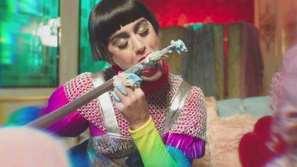 'Hey Hey Hey' - MV đầy màu sắc kết thúc một năm nhiều thăng trầm của Katy Perry