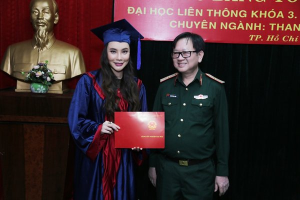 Hồ Quỳnh Hương nhận bằng tốt nghiệp và quyết định giảng dạy tại ĐH Văn hóa Nghệ thuật Quân đội 