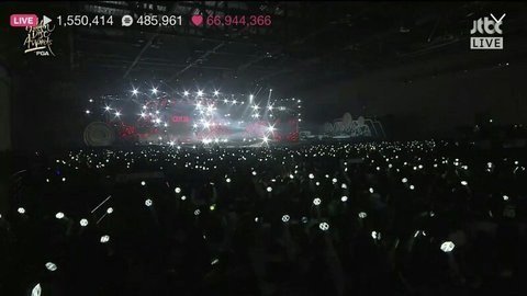 EXO-L bị cáo buộc tắt lightstick khi BTS đang trình diễn