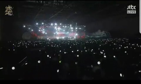 EXO-L bị cáo buộc tắt lightstick khi BTS đang trình diễn