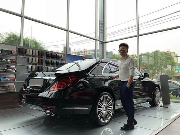 Cách đây mới ngày, Gil Lê cũng khoe khéo với fan hâm mộ việc vừa mua hẳn một chiếc xe tiền tỷ để đi lại trong dịp Tết