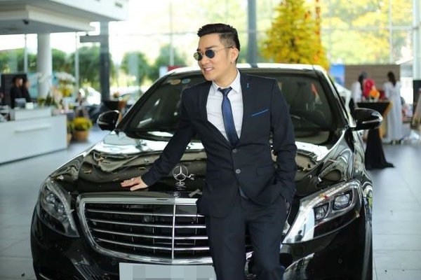 Cách đây mới ngày, Gil Lê cũng khoe khéo với fan hâm mộ việc vừa mua hẳn một chiếc xe tiền tỷ để đi lại trong dịp Tết