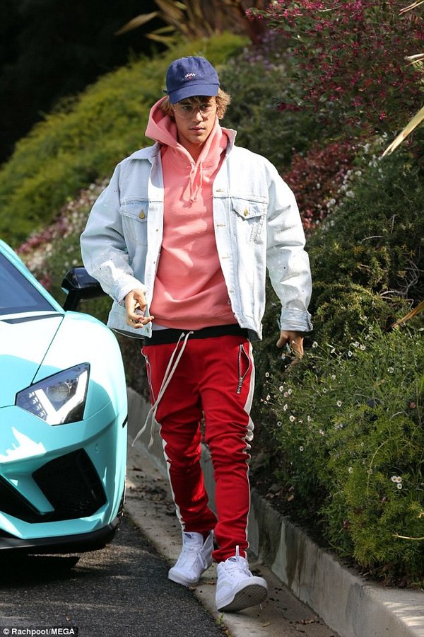 2018 rồi, vậy mà Justin Bieber vẫn muốn giữ mãi gu thời trang ’quần tụt’ kém sang này sao?