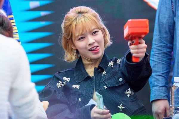 idol Kpop vui chơi cùng súng bắn tiền