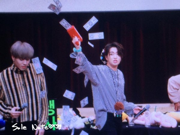 idol Kpop vui chơi cùng súng bắn tiền