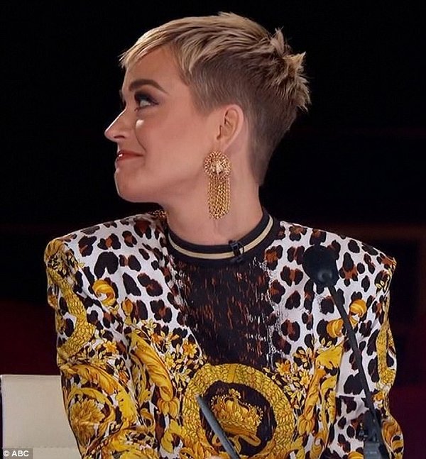 Thả thính hot boy American Idol, Katy Perry bị tình địch 'dằn mặt' ngay trên sóng