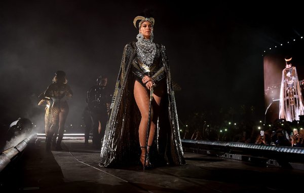 Diễn quá xung, Beyoncé hốt hoảng vì dính loạt sự cố trang phục trên sân khấu Coachella 2018